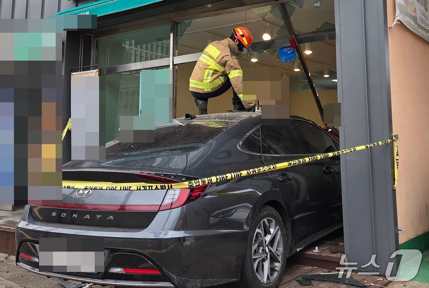 본문 이미지 - 26일 80대 운전자 교통사고장(제주소방안전본부 제공. 재판매 및 DB금지)/뉴스1