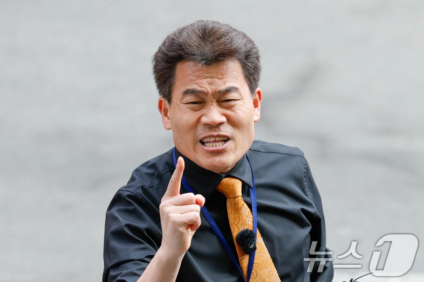 본문 이미지 - 한국사 강사 출신 유튜버 전한길 씨가 27일 오후 이준석 개혁신당 대표가 고발한 '부장선거 주장' 관련 혐의로 조사를 받기 위해 서울 동작경찰서에 출석하기 전 취재진 앞에서 자신의 입장을 밝히고 있다. 2026.2.27 ⓒ 뉴스1 안은나 기자