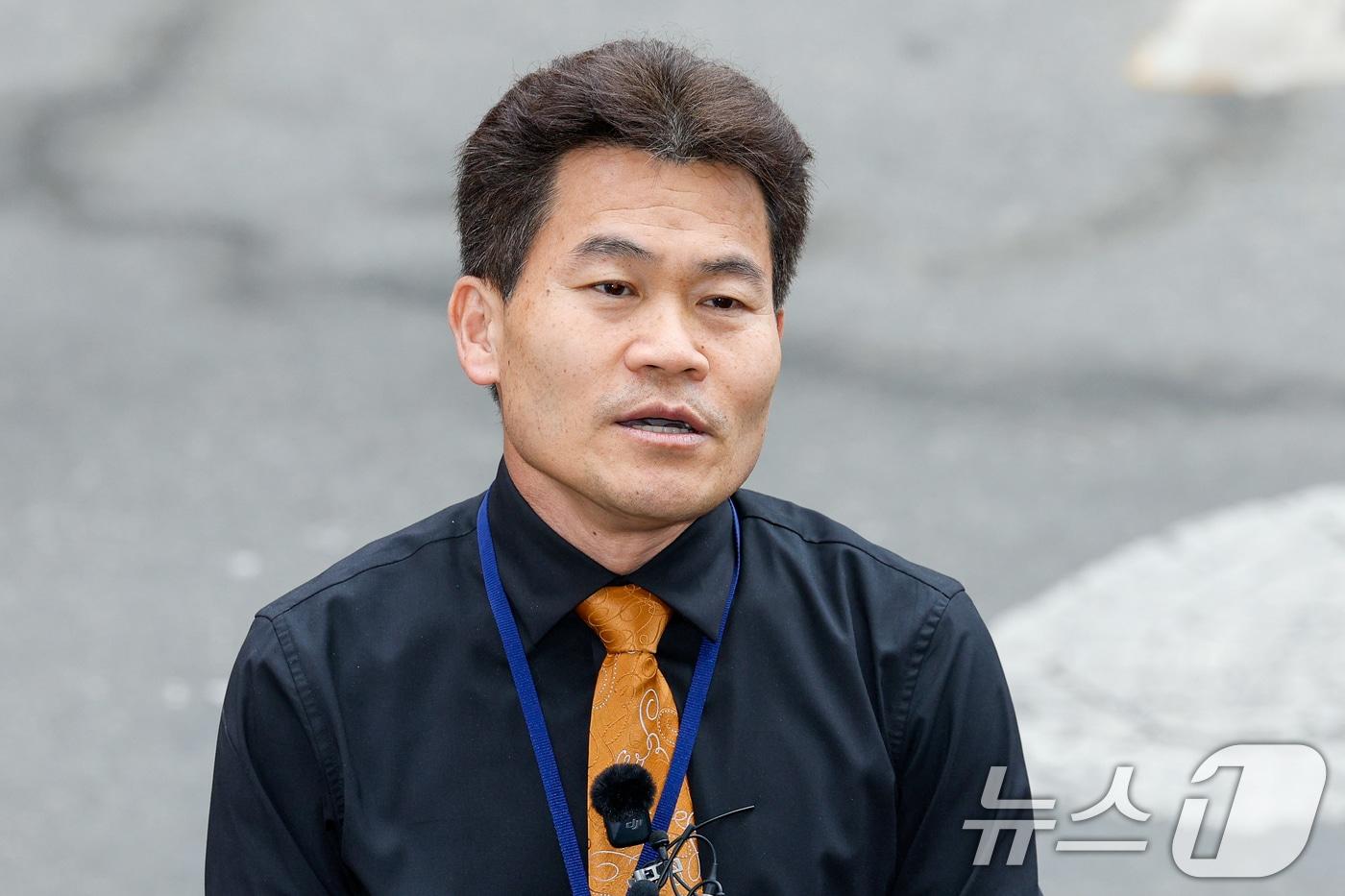 본문 이미지 - 한국사 강사 출신 유튜버 전한길 씨가 지난달 27일 오후 이준석 개혁신당 대표가 고발한 '부장선거 주장' 관련 혐의로 조사를 받기 위해 서울 동작경찰서에 출석하기 전 취재진 앞에서 자신의 입장을 밝히고 있다. 2026.2.27 ⓒ 뉴스1 안은나 기자