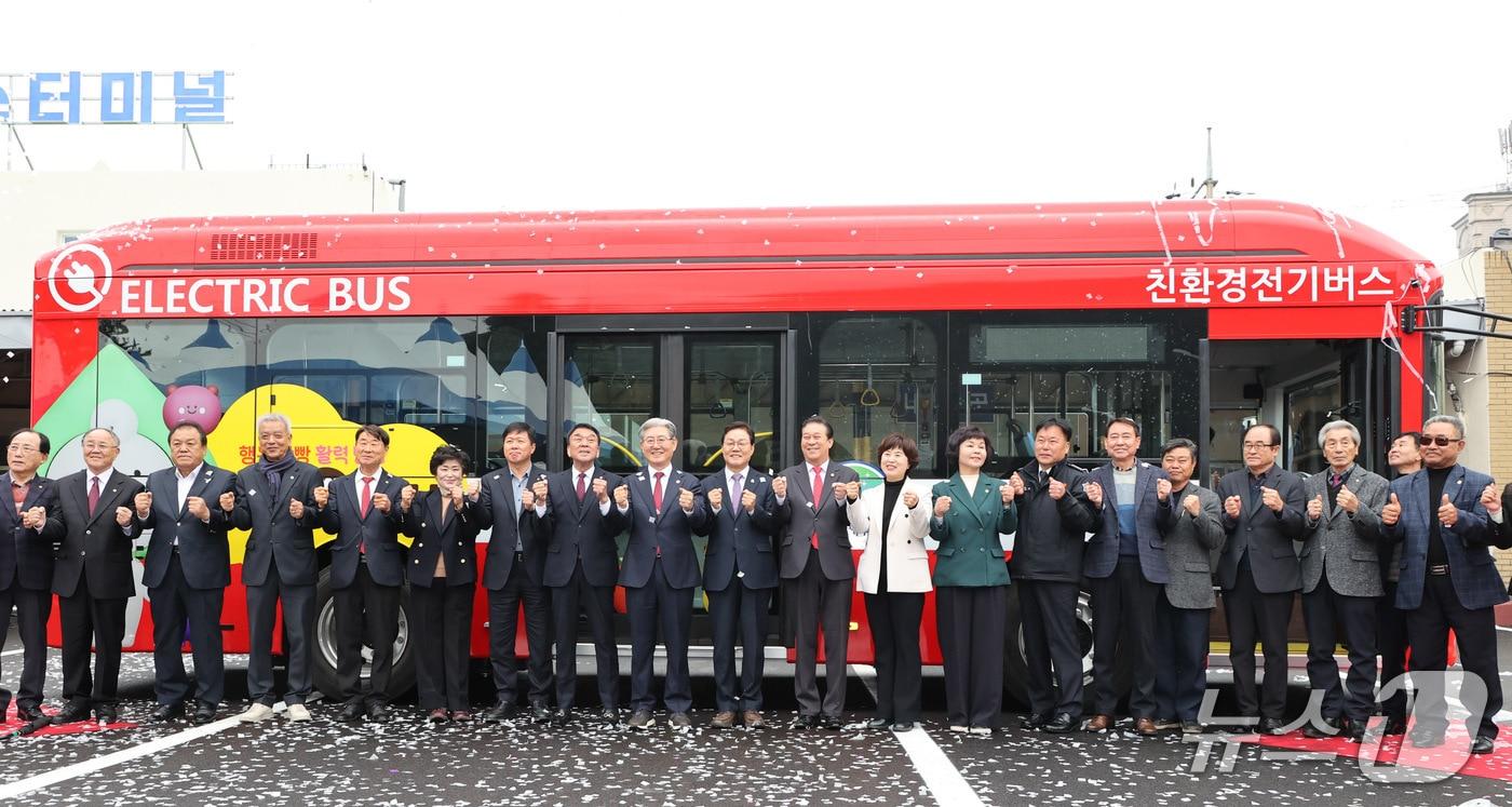 본문 이미지 - 27일 의령군 공영버스터미널에서 경남형 버스 완전공영제인 '빵빵버스' 출범식이 열리고 있다.(경남도 제공. 재판매 및 DB금지)