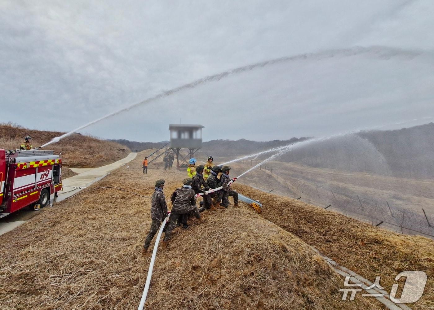 본문 이미지 - 26일 육군 1사단 육탄여단 장병들이 DMZ 내 산불 상황을 가정한 대응훈련을 하고 있다. (1사단 제공, 재판매 및 DB금지)