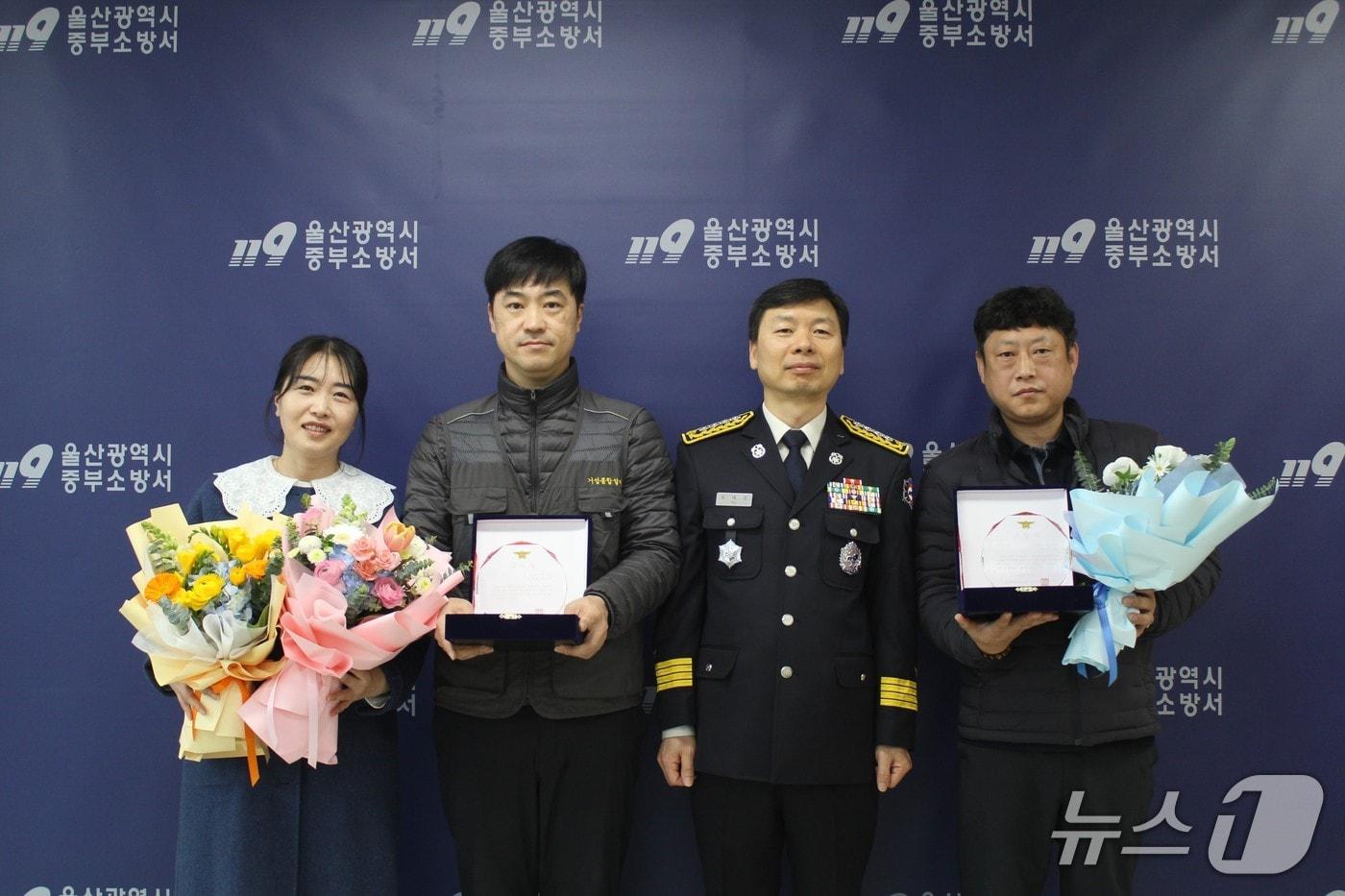 본문 이미지 - (왼쪽부터)권혜영 씨(49), 최종윤 씨(44), 노은일 씨(49)가 27일 울산중부소방서로부터 표창을 받았다.(울산중부소방서 제공. 재판매 및 DB금지)/뉴스1