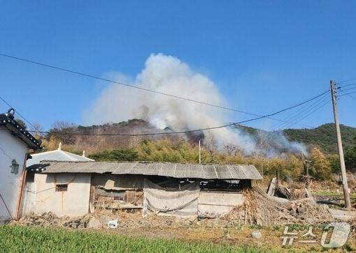 본문 이미지 - 지난 2025년 3월 21일 오후 3시께 전북 임실군의 한 야산에서 불이 났다.(전북소방 제공. 재판매 및 DB금지)/뉴스1