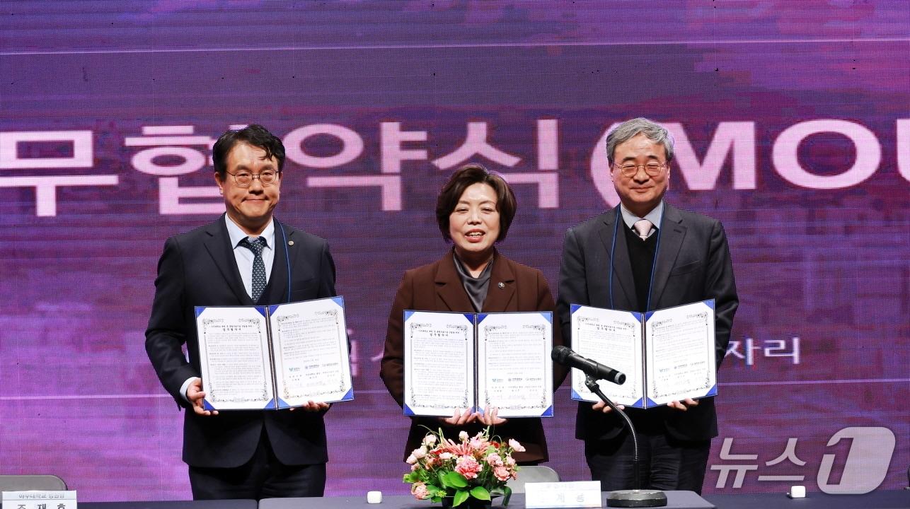 본문 이미지 - 좌측부터 조재호 아주대병원장, 신계용 과천시장, 강신은 과천도시공사 사장.(과천시 제공)