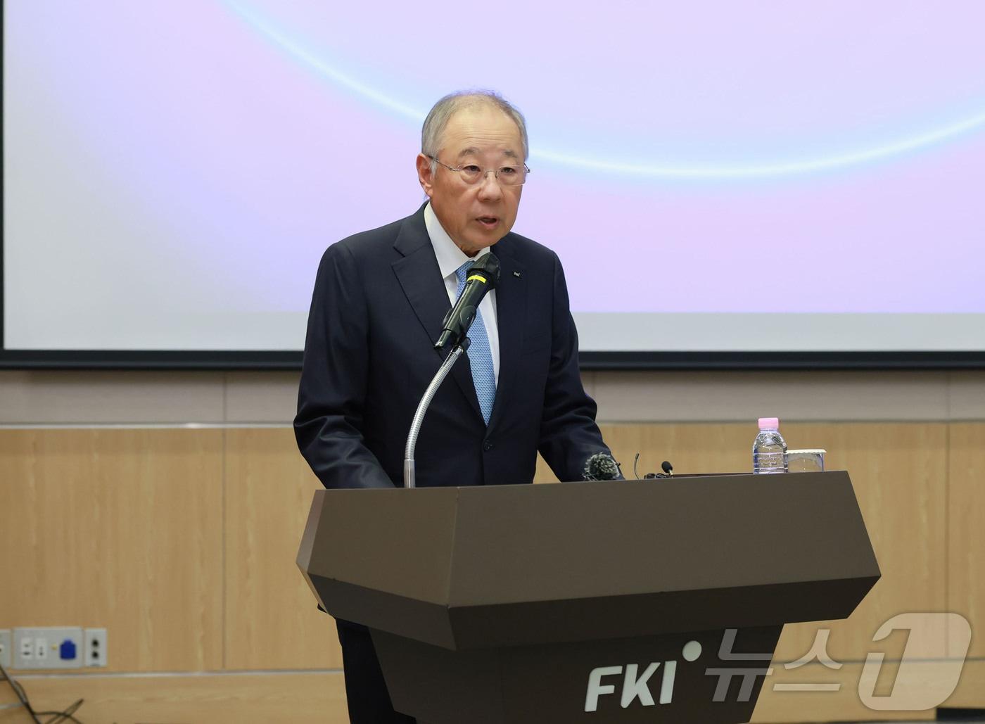 본문 이미지 - 류진 한국경제인협회 회장이 27일 여의도 FKI타워 컨퍼런스센터에서 열린 '제65회 정기총회'에서 개회사를 하고 있다. (한국경제인협회 제공. 재판매 및 DB 금지) 2026.2.27 ⓒ 뉴스1
