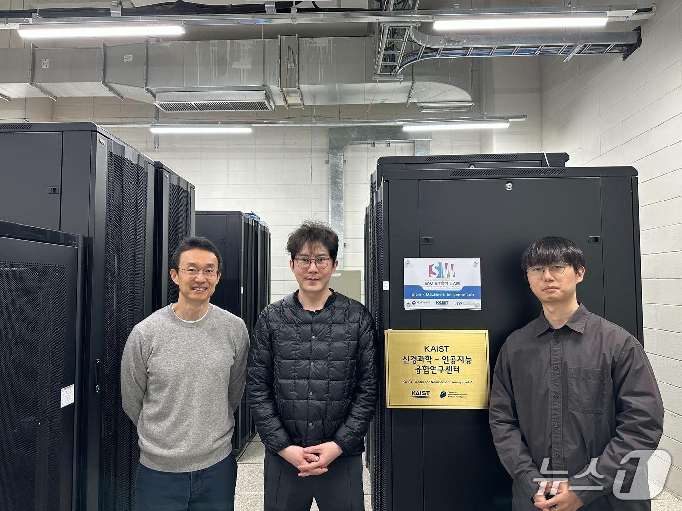 본문 이미지 - KAIST 뇌인지과학과 연구팀. 왼쪽부터 이상완 교수, 하명훈·성윤도 박사(KAIST 제공) /뉴스1