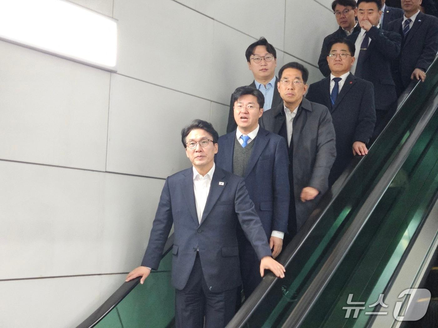 본문 이미지 - 이기형 경기도의회 의원이 27일 오전 김민석 국무총리의 김포골드라인 현장 탑승 일정에 동행해 서울지하철 5호선 김포 연장의 조속한 추진을 건의했다. 김 총리 뒤로 박상혁, 김주영, 모경종 국회의원과 이기형 도의원 모습.(이기형 도의원 제공. 재판매 및 DB금지)/뉴스1