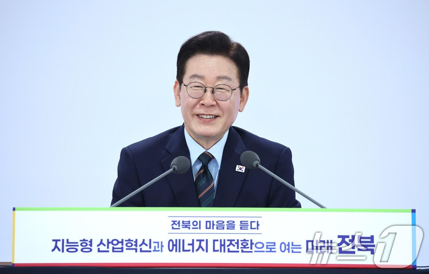 본문 이미지 - 이재명 대통령이 27일 전북 전주시 전북대학교에서 열린 ’전북의 마음을 듣다’ 타운홀미팅 간담회에서 발언을 하고 있다. 2026.2.27 ⓒ 뉴스1 이재명 기자