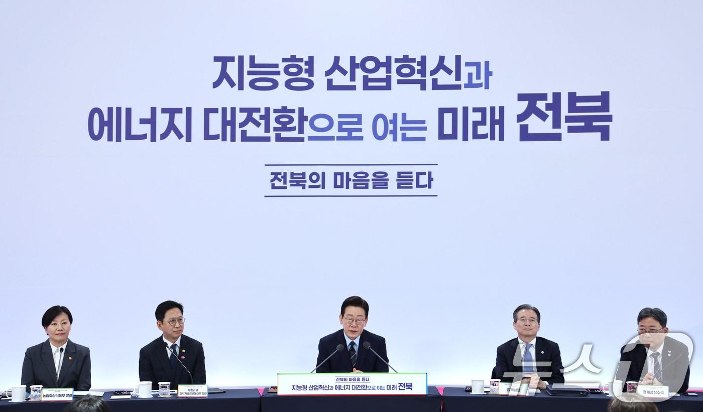 본문 이미지 - 이재명 대통령이 27일 전북 전주시 전북대학교에서 열린 ’전북의 마음을 듣다’ 타운홀미팅 간담회에서 발언을 하고 있다. 2026.2.27 ⓒ 뉴스1 이재명 기자