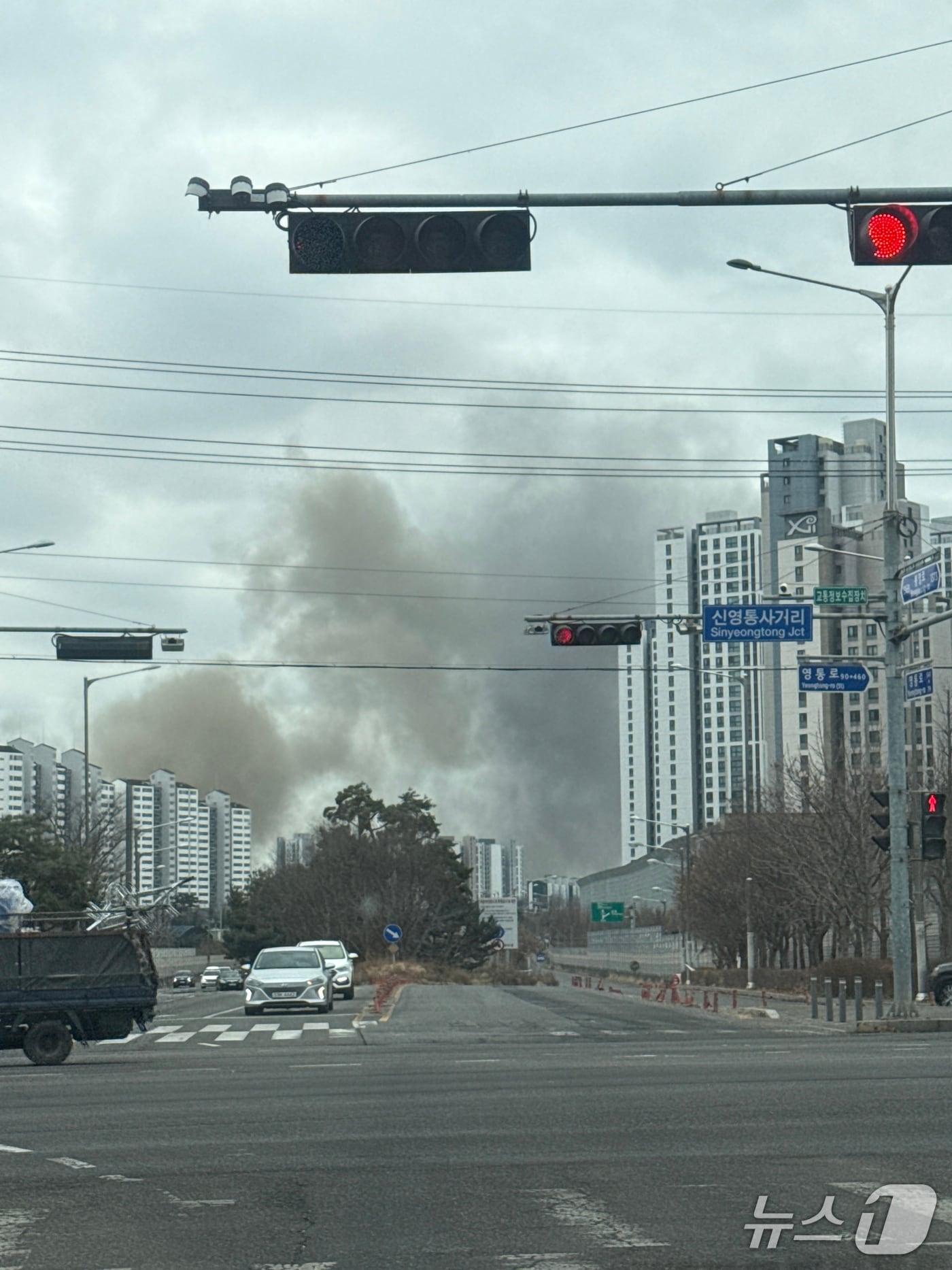본문 이미지 - 화재 현장에서 피어오르는 연기. (독자 제공. 재판매 및 DB 금지) 2026.2.27/뉴스1