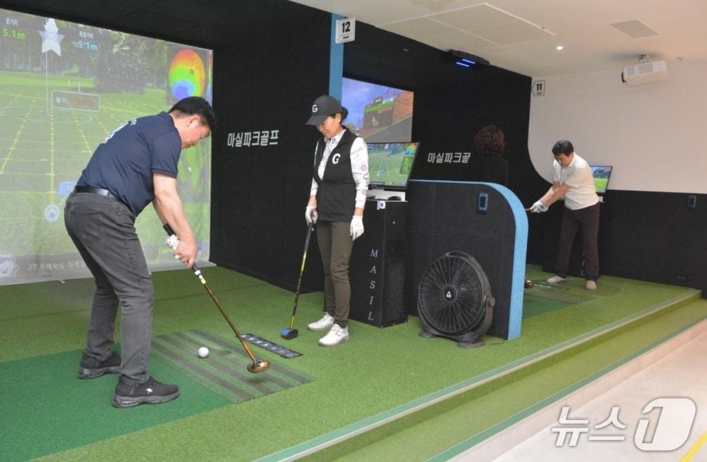 본문 이미지 - 대구백화점이 프라자점에 스크린 파크골프장 경기장을 20개로 확대했다.(대구백화점 제공, 재판매 및 DB 금지)