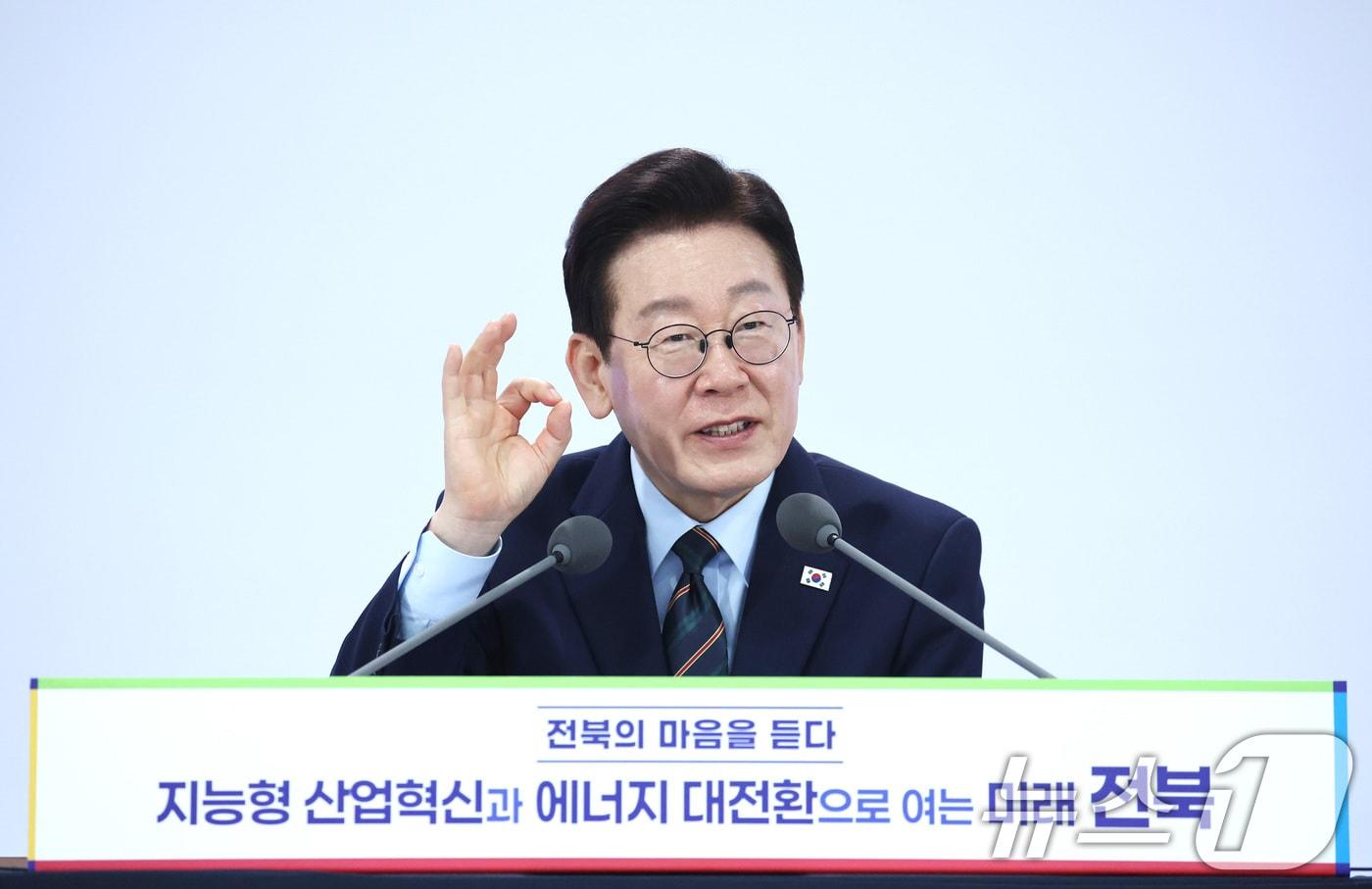 본문 이미지 - 이재명 대통령이 27일 전북 전주시 전북대학교에서 열린 ’전북의 마음을 듣다’ 타운홀미팅 간담회에서 발언을 하고 있다. 2026.2.27 ⓒ 뉴스1 이재명 기자