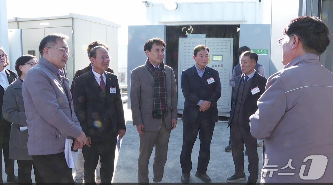 본문 이미지 - 지난해 11월 동해 북평지구 수소기업 현장 점검하는 김진태 강원도지사.(강원도 제공, 재판매 및 DB 금지) 2026.2.27/뉴스1