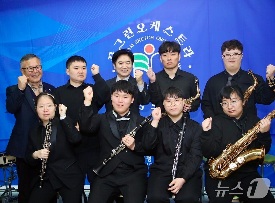 본문 이미지 - 김대중 전남교육감(뒷줄 가운데)이 '꿈그린오케스트라' 단원들과 기념사진을 찍고 있다.(전남교육청 제공, 재판매 및 DB 금지)/뉴스1 