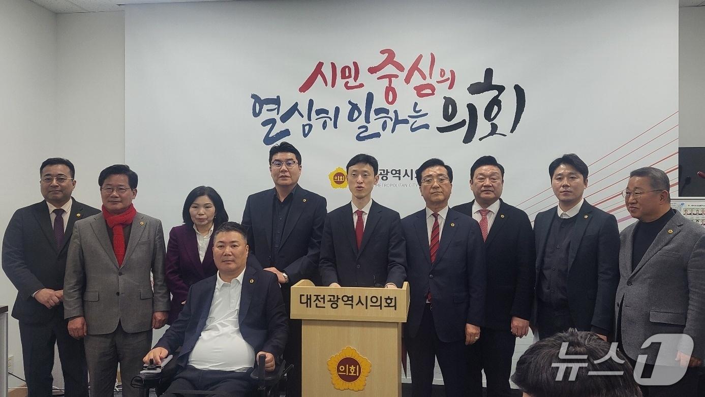 본문 이미지 - 국민의힘 소속 대전시의회 의장단과 상임위원장이 27일 오후 시의회 기자실에서 회견을 하고 있다. (박종명 기자) / 뉴스1