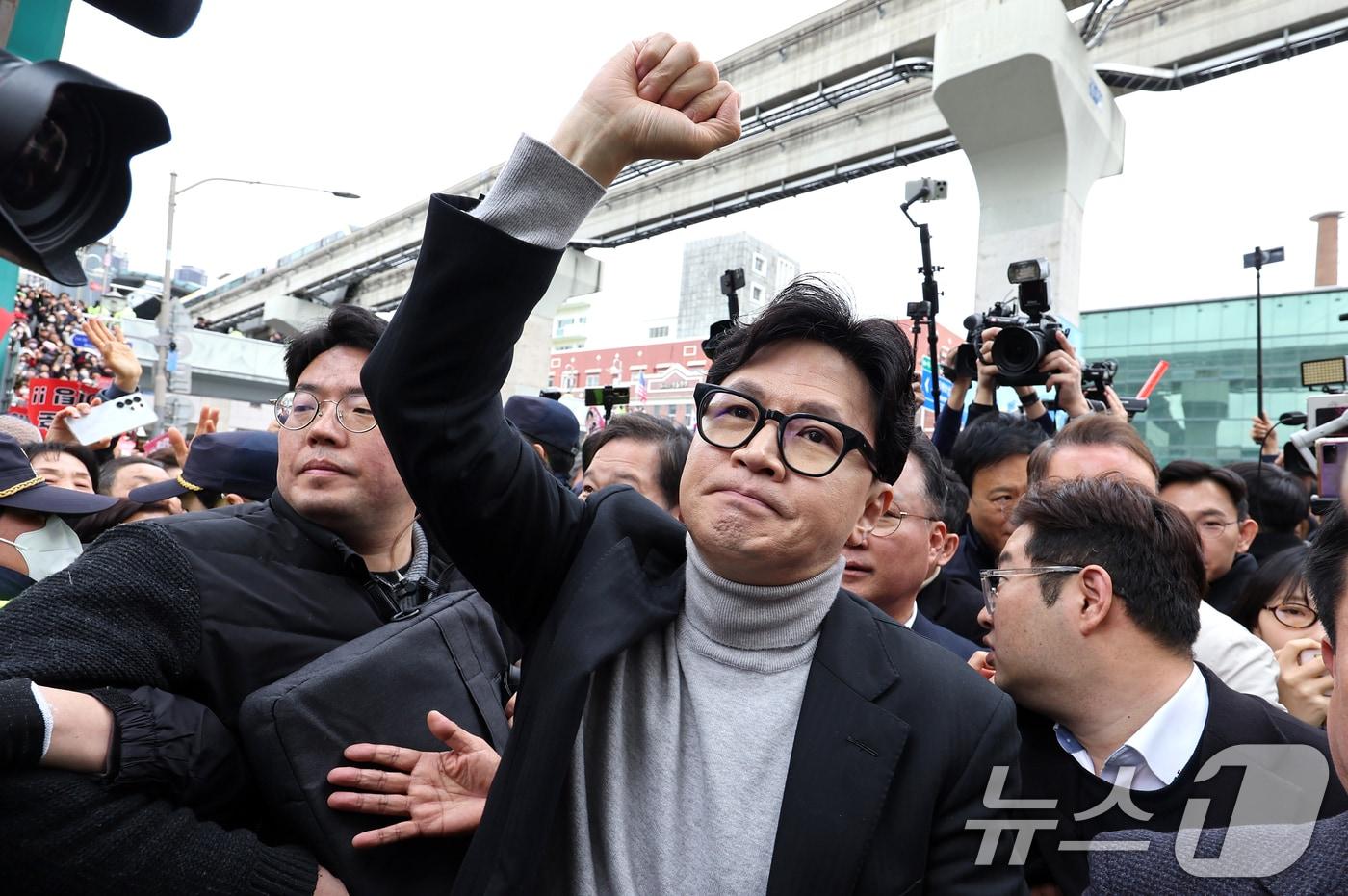 본문 이미지 - 한동훈 전 국민의힘 대표가 27일 오후 대구 중구 서문시장을 찾아 지지자들을 향해 주먹을 쥐어 보이고 있다. 2026.2.27 ⓒ 뉴스1 공정식 기자