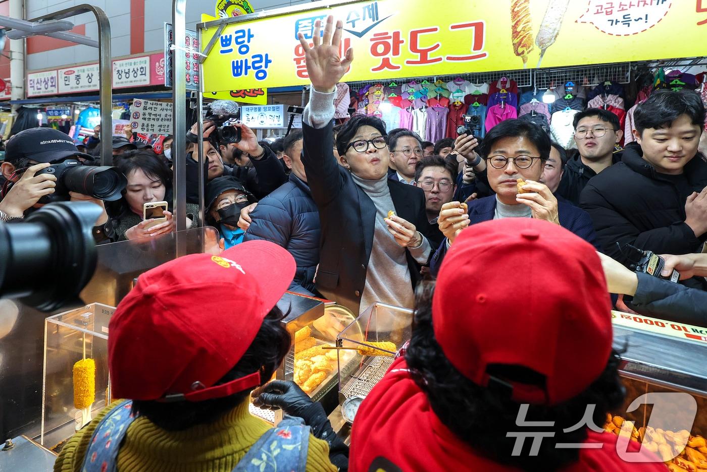 본문 이미지 - 한동훈 전 국민의힘 대표가 지난 2월 27일 오후 대구 중구 서문시장을 찾아 붕어빵을 맛보고 있다. 2026.2.27 ⓒ 뉴스1 공정식 기자