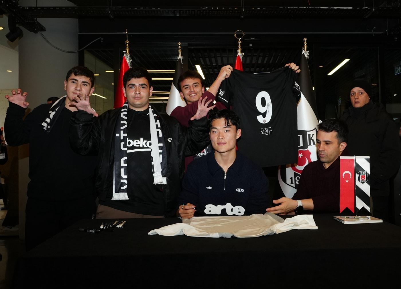 본문 이미지 - 팬 사인회에 나선 오현규(베식타스 제공) 