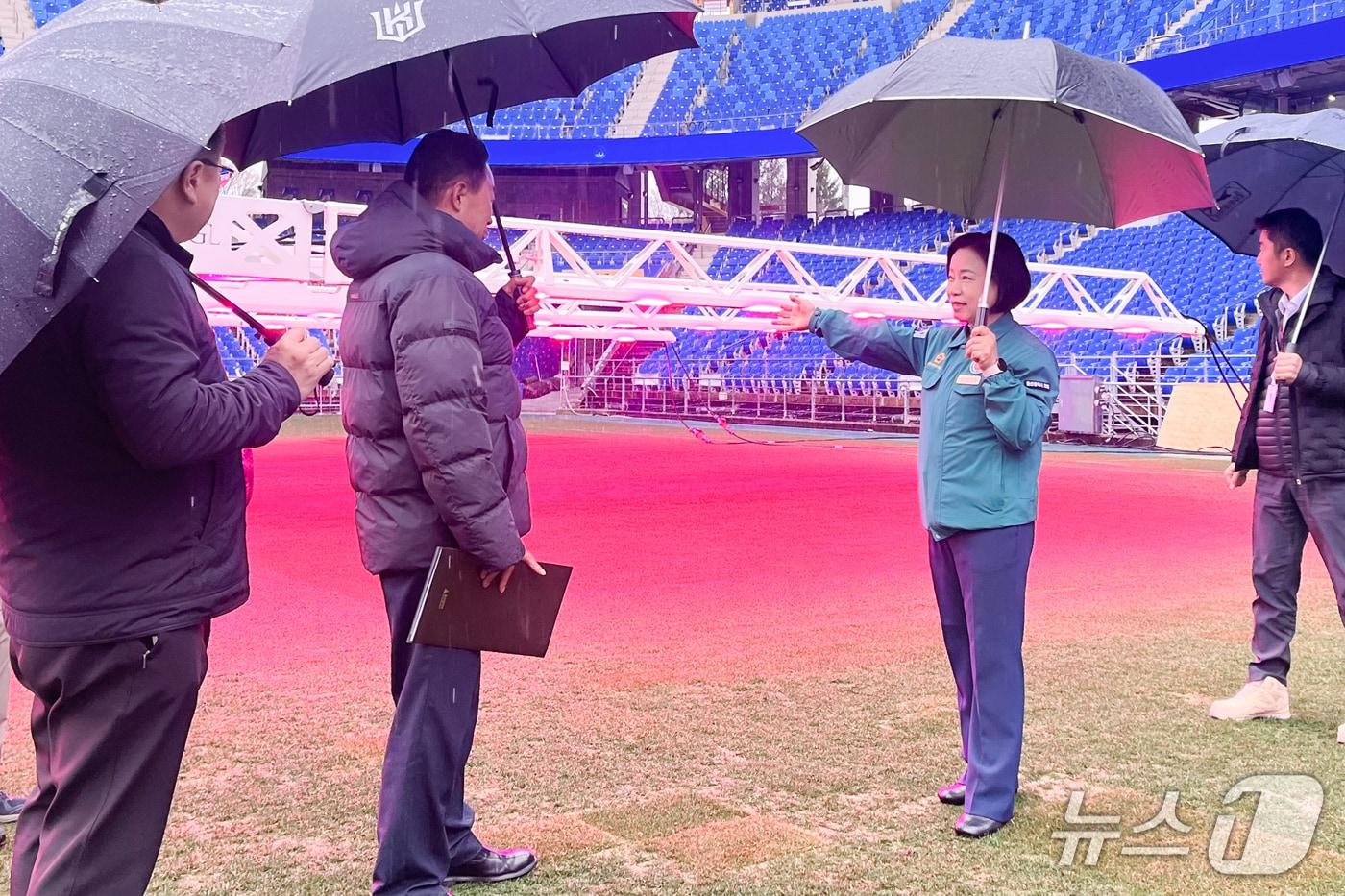 본문 이미지 - 손명희 울산시의원은 27일 문수축구경기장을 방문해 경기장 잔디 관리 현황과 시설 운영 실태를 현장 점검했다고 밝혔다.(울산시의회 제공. 재판매 및 DB금지)/뉴스1