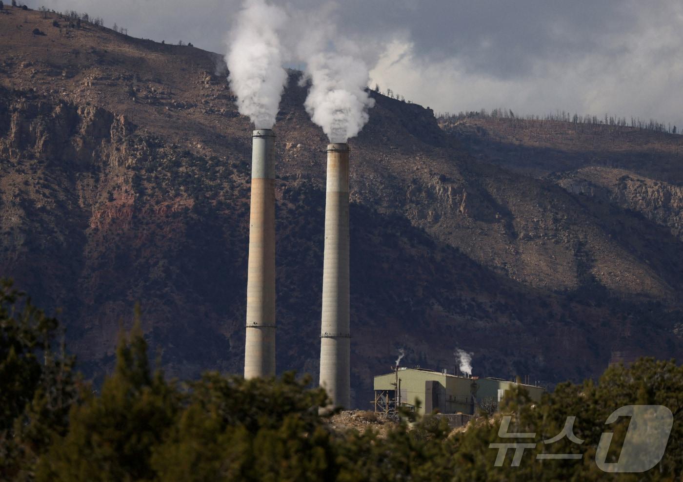 본문 이미지 - 미국 유타주에 위치한 석탄 화력 발전소인 헌팅턴 발전소에서 연기가 피어오르고 있다. 26일(현지시간) 월스트리트저널(WSJ)은 미 환경보호청(EPA) 자료를 분석한 결과 지난해 발전소에서 배출된 이산화황은 약 18%, 질소산화물은 7%, 이산화탄소는 약 4%씩 각각 증가하는 등, 도널드 트럼프 미국 대통령이 재집권하자 미국 발전소의 오염물질 배출량이 급증했다고 보도했다. 2024.10.28. ⓒ 로이터=뉴스1