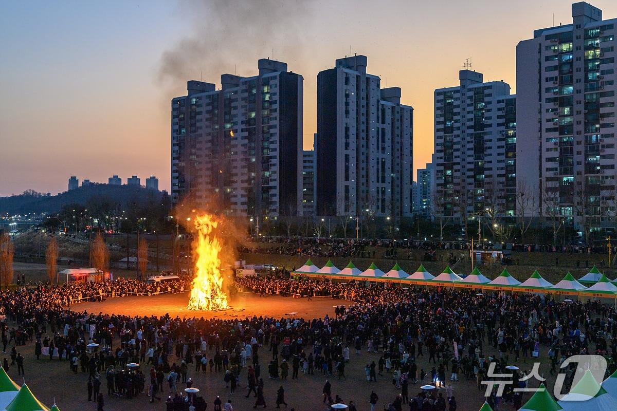 본문 이미지 - 제22회 정월대보름 민속축제 달집태우기 모습.(양천구 제공)