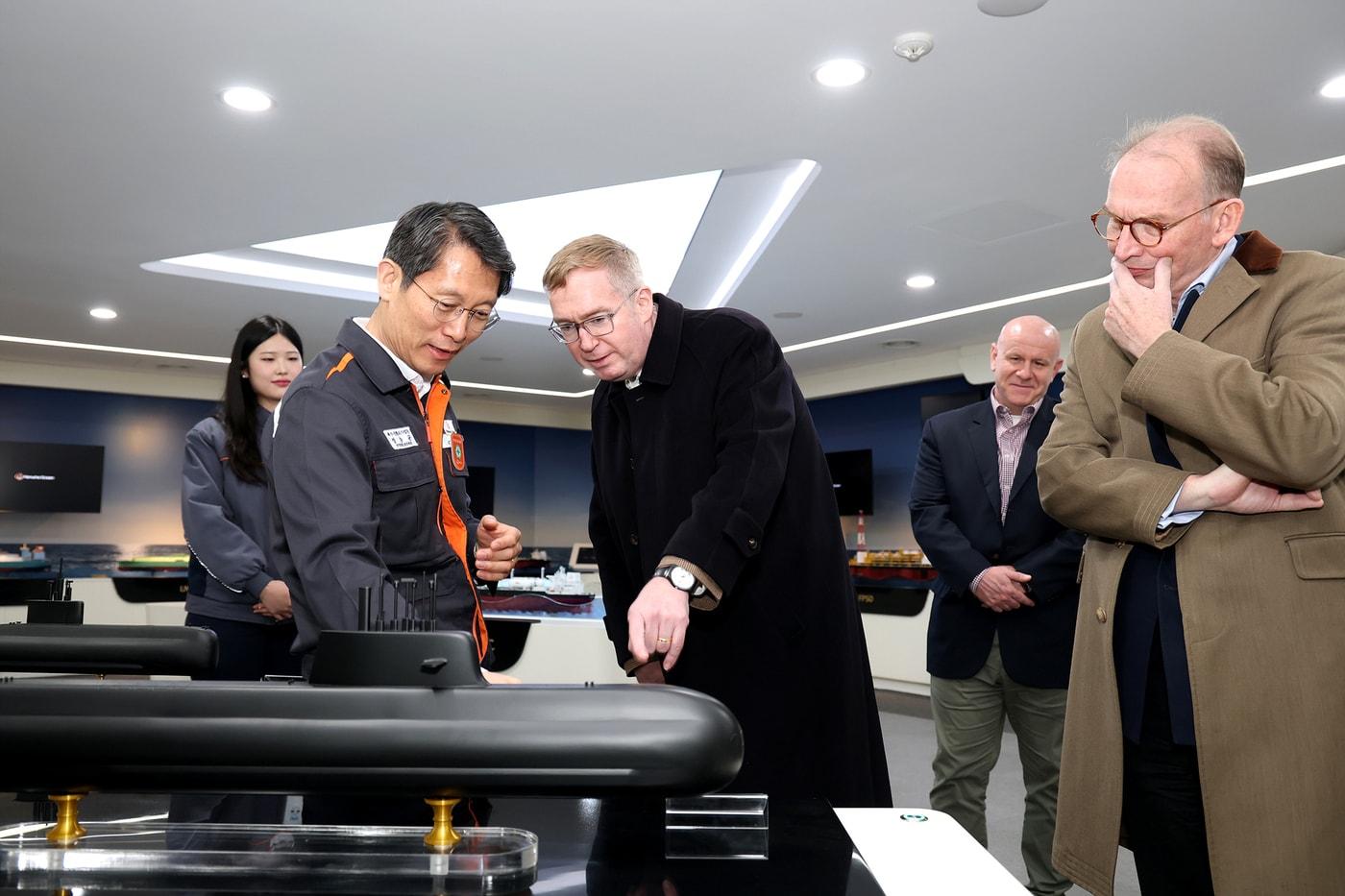 본문 이미지 - 27일 한화오션 거제사업장을 방문한 콜린 크룩스(Colin Crooks) 주한 영국 대사(가운데)가 정승균 한화오션 특수선해외사업단장으로부터 CPSP 사업에 제안한 장보고-III 배치-II 잠수함 모형에 대한 설명을 듣고 있다. (한화오션 제공)