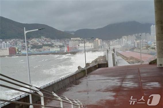 본문 이미지 - 기상악화로 인해 방파제에 파도가 높게 치는 모습 (해경 제공. 재판매 및 DB금지)