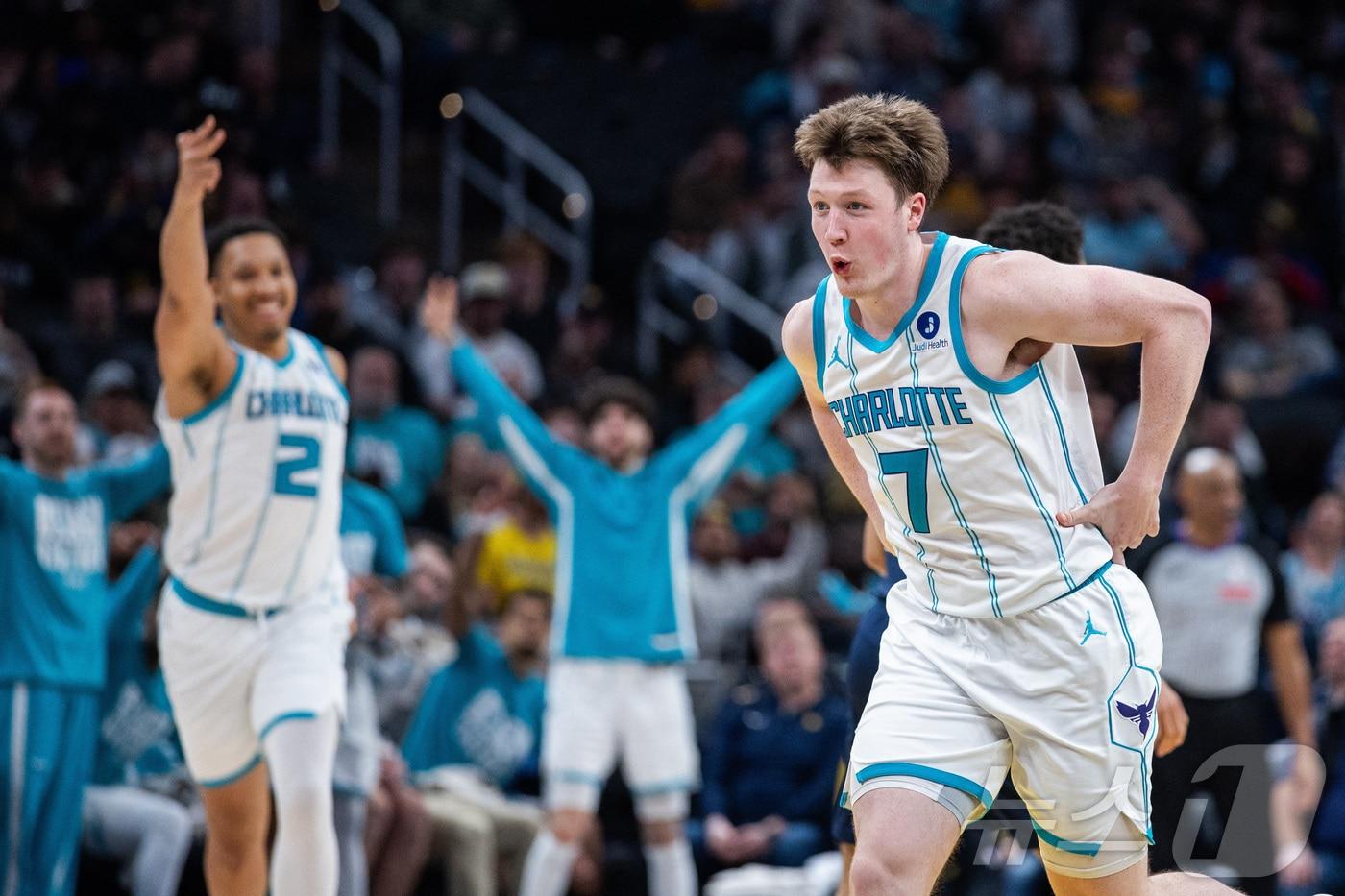 본문 이미지 - NBA 살럿 신인 크니플(오른쪽).ⓒ 로이터=뉴스1