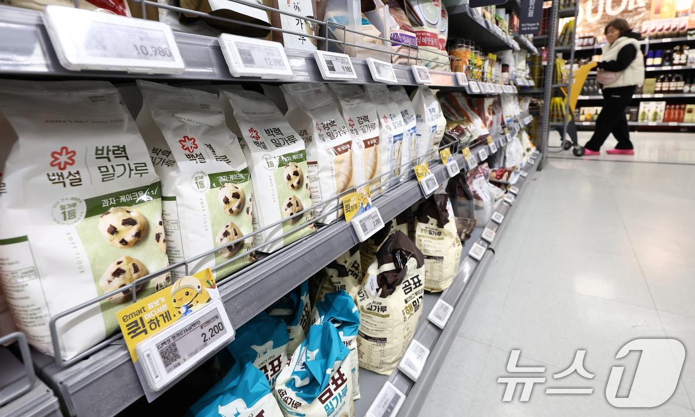 본문 이미지 - 서울의 한 대형마트에 밀가루 제품이 진열되어 있다.  ⓒ 뉴스1 최지환 기자