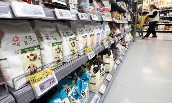 본문 이미지 - 서울의 한 대형마트에 밀가루 제품이 진열되어 있다. 2026.2.27 ⓒ 뉴스1 최지환 기자