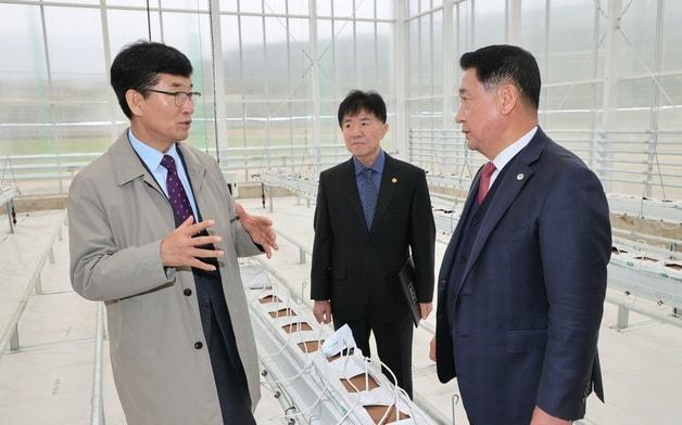 본문 이미지 - 윤건영 충북교육감과 정영철 영동군수가 27일 영동산업과학고 스마트팜 조성 현장을 찾아 이야기를 나누고 있다.(충북교육청 제공. 재판매 및 DB금지) ⓒ 뉴스1