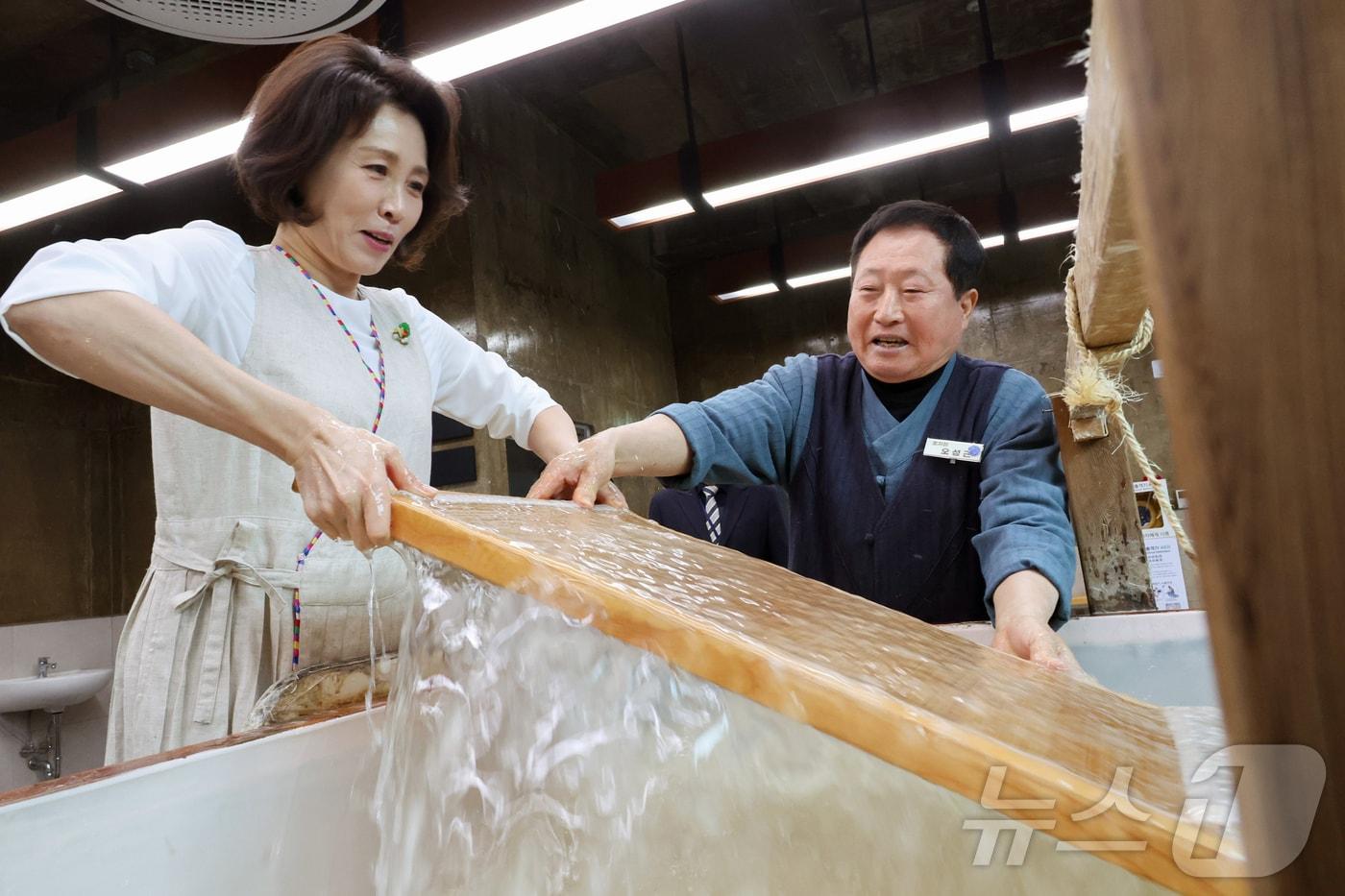 본문 이미지 - 김혜경 여사가 27일 전북 전주천년한지관에서 한지 뜨기 체험을 하고 있다. (청와대통신사진기자단) 2026.2.27 ⓒ 뉴스1 이재명 기자