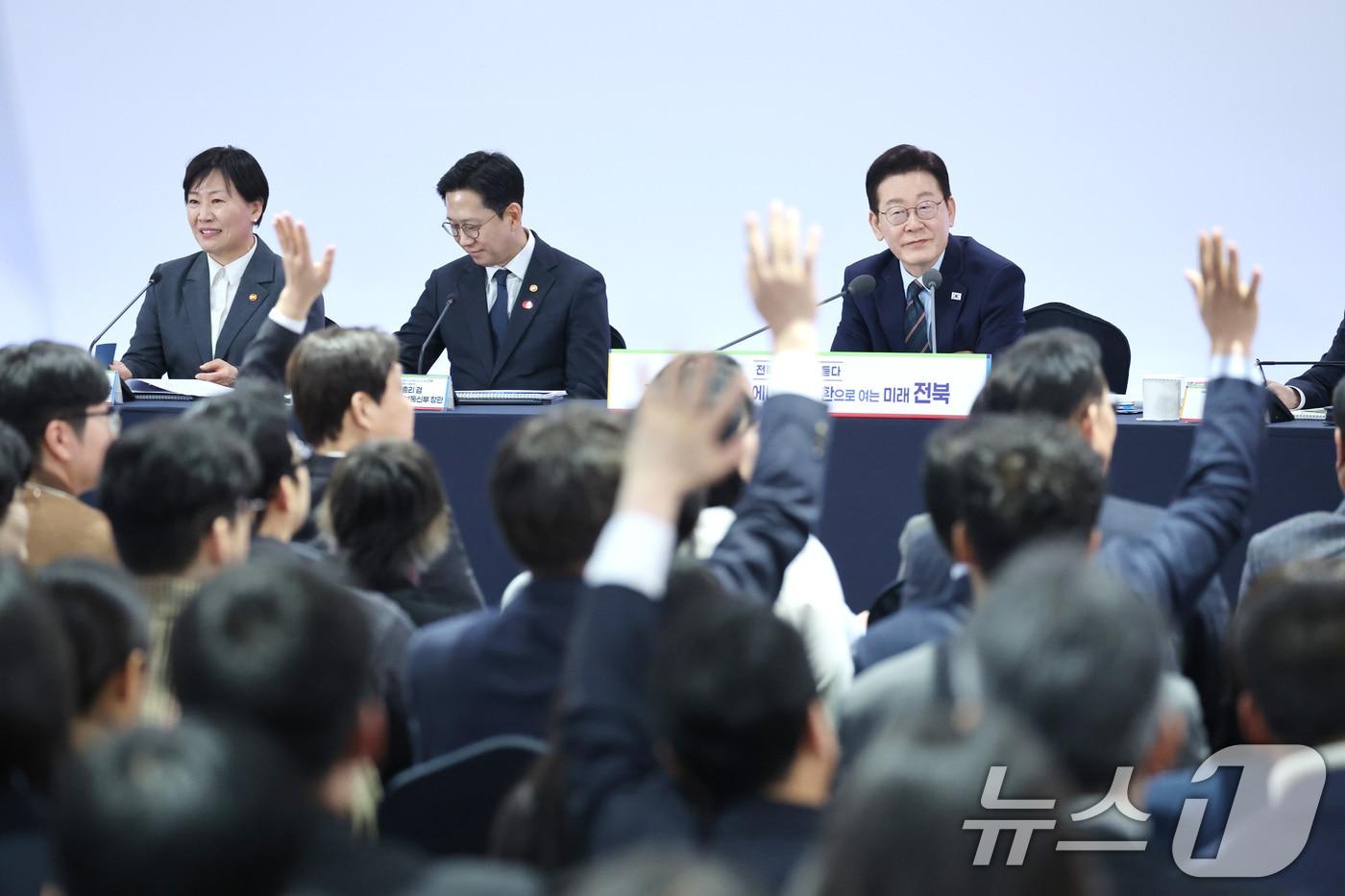 본문 이미지 - 이재명 대통령이 27일 전북 전주시 전북대학교에서 열린 '전북의 마음을 듣다' 타운홀미팅 간담회에서 발언권을 요청하는 참석자들을 바라보고 있다. 2026.2.27 ⓒ 뉴스1 이재명 기자