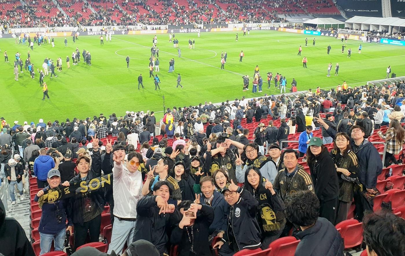 본문 이미지 - 모두투어의 MLS 개막전 직관 컨셉투어에 참가한 여행객들(모두투어 제공)