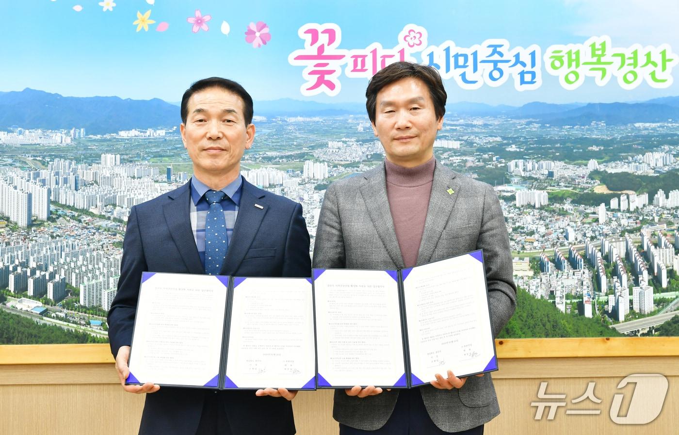 본문 이미지 - 조현일 경산시장(오른쪽)이 호반건설 관계자와 협약을 맺은뒤 기념사진을 찍고 있다. (경산시 제공. 재판매 및 DB금지)/뉴스1