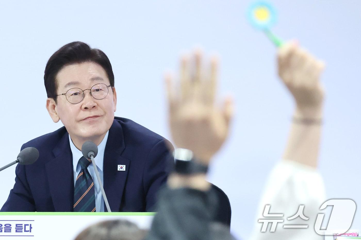 본문 이미지 - 이재명 대통령이 27일 전북 전주시 전북대학교에서 열린 '전북의 마음을 듣다' 타운홀미팅 간담회에서 발언권을 요청하는 참석자들을 바라보고 있다. 2026.2.27 ⓒ 뉴스1 이재명 기자