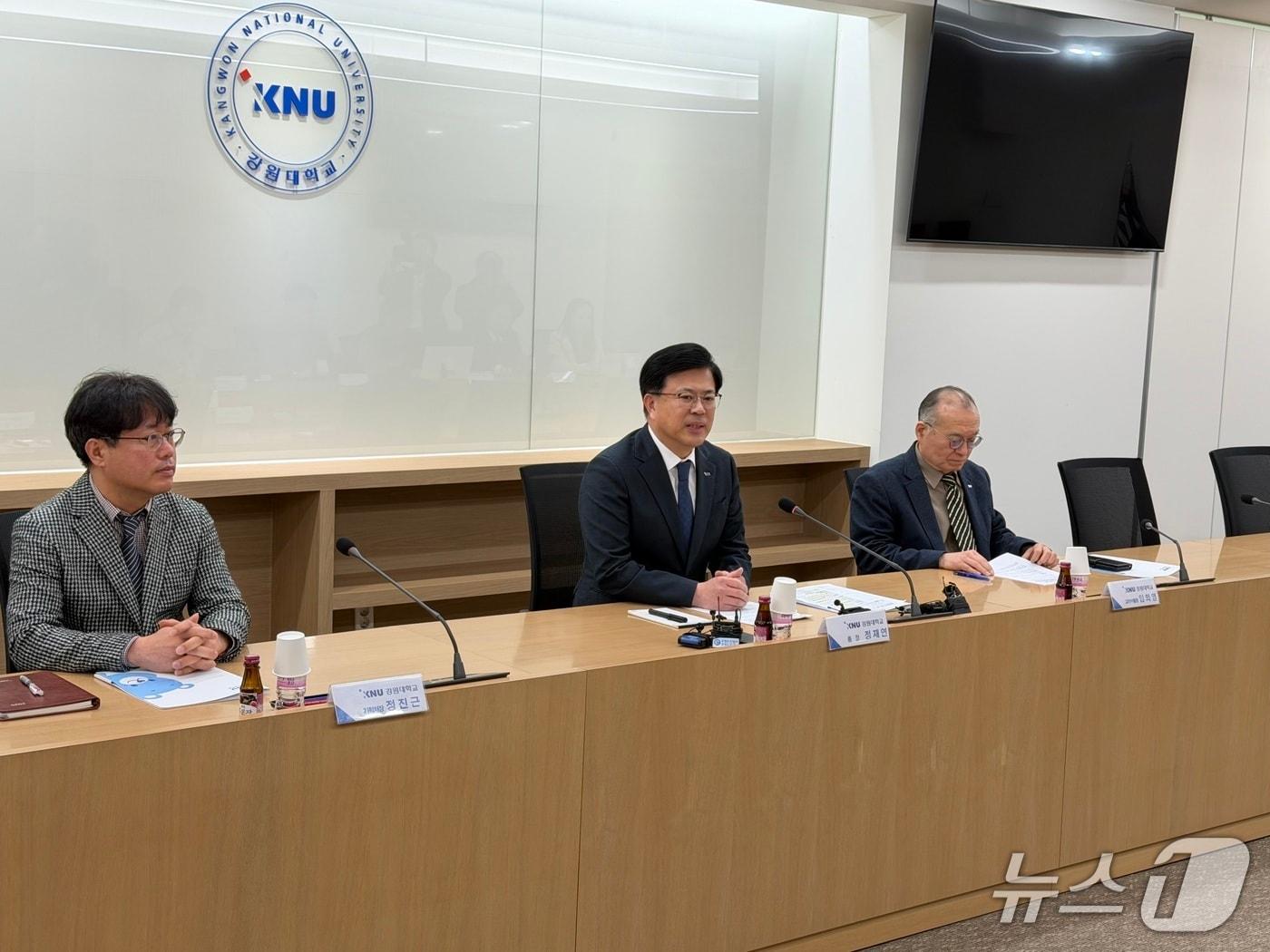 본문 이미지 - 정재연 강원대학교 총장(사진 가운데) 최근 강원대 대학본부 교무회의실에서 기자들과 만나 '통합 강원대'와 관련한 입장을 밝히고 있다.2025.2.24 한귀섭 기자 