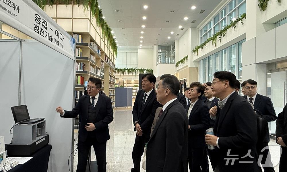 본문 이미지 - 한국수자원공사가 개최한 ‘녹조 신기술 포럼’ 전시 부스에서 참여기업 관계자가 녹조 저감 관련 기술을 설명하고 있다. (한국수자원공사 제공.재판매 및 DB금지)/뉴스1