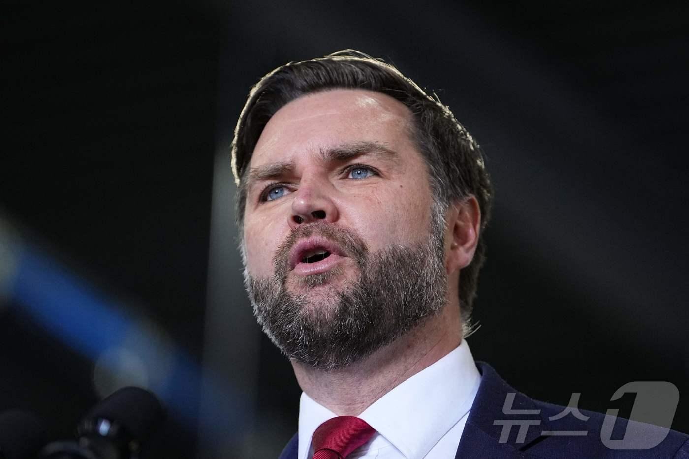 본문 이미지 - JD 밴스 미국 부통령이 26일(현지시간) 위스콘신주 플로버에 있는 포인트 프리시전에서 도널드 트럼프 행정부의 업적에 대해 말하고 있다. 2026.2.26 ⓒ AFP=뉴스1