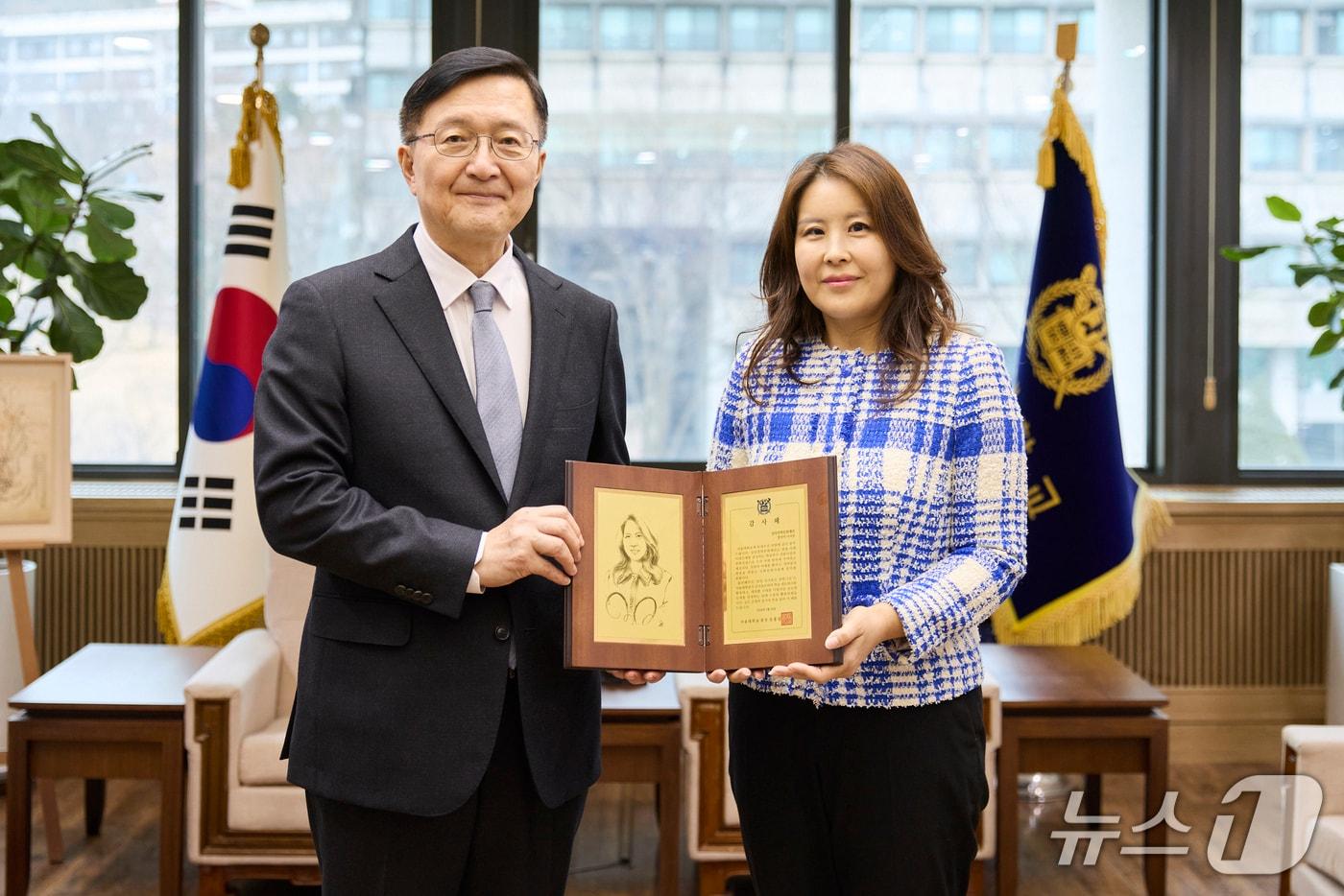본문 이미지 - 유홍림 서울대 총장(왼쪽)과 정지이 이사장이 2월 26일 감사패 증정식에서 기념 촬영을 하고 있다. (사진. 서울대 제공)