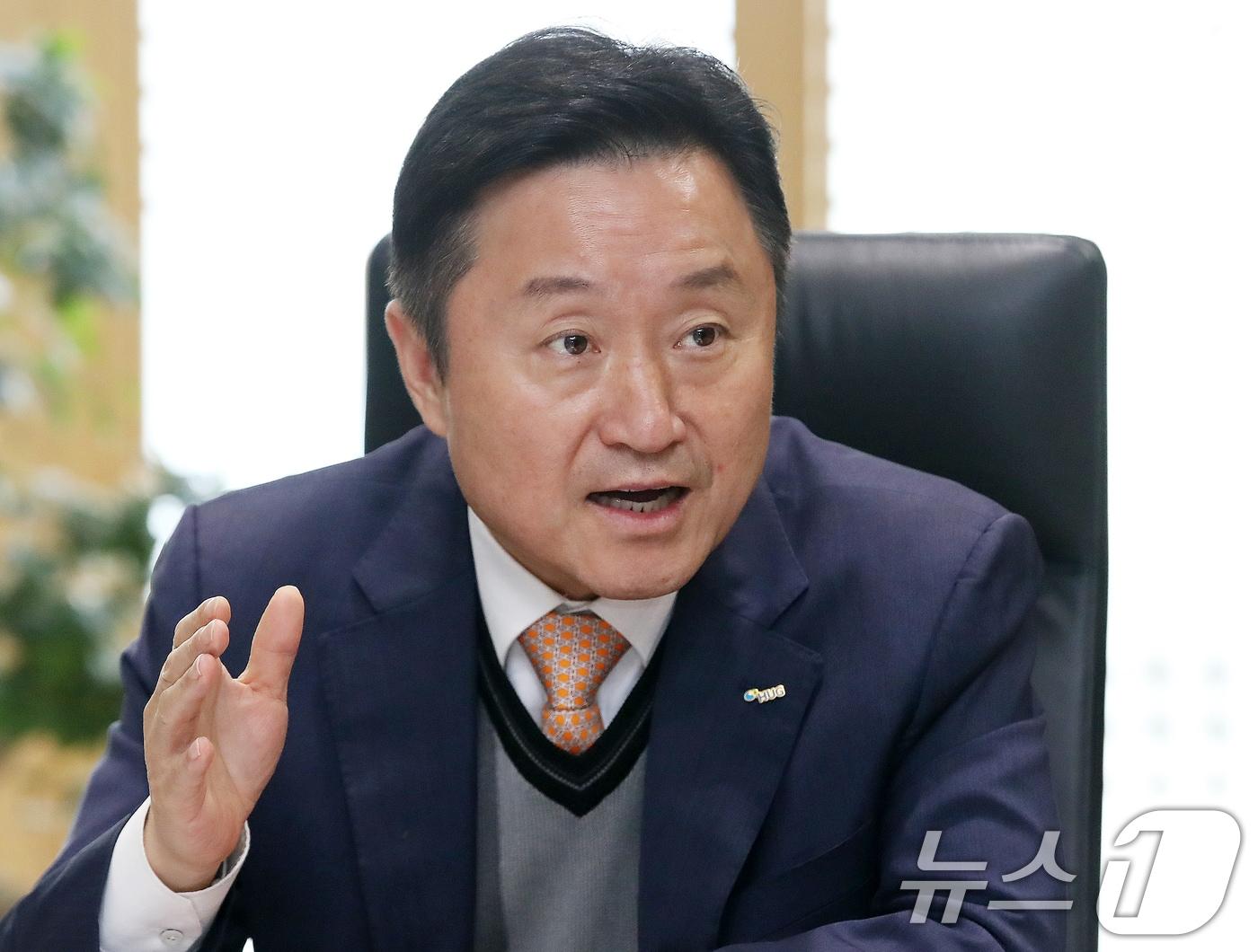 본문 이미지 - 최인호 주택도시보증공사(HUG) 사장이 27일 부산 남구 HUG 본사에서 뉴스1과 인터뷰를 진행하며 HUG의 AI 전환(AX) 전략에 대해 설명하고 있다. 2026.2.27 ⓒ 뉴스1 윤일지 기자