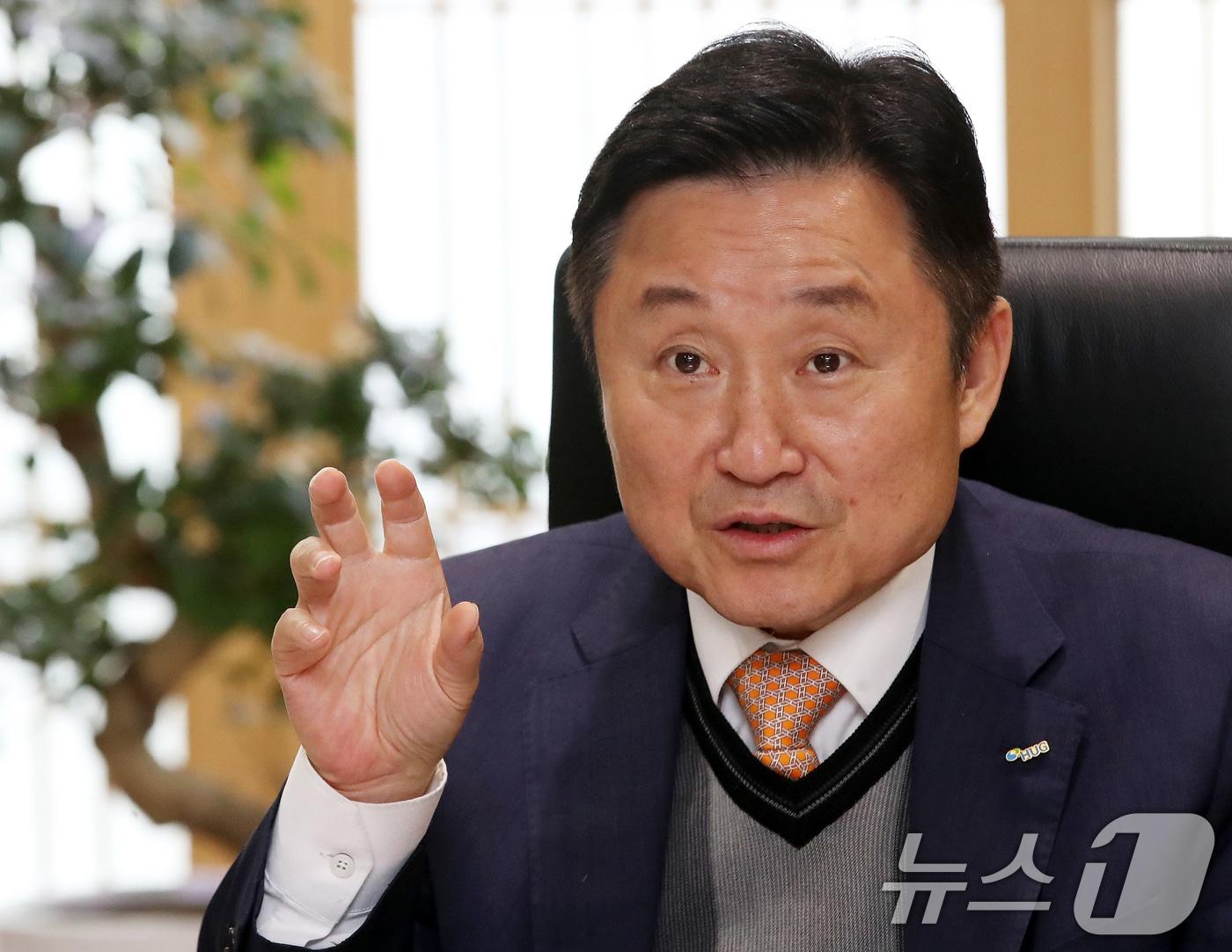 본문 이미지 - 최인호 주택도시보증공사(HUG) 사장이 27일 부산 남구 주택도시보증공사에서 뉴스1과 인터뷰하고 있다. 2026.2.27 ⓒ 뉴스1 윤일지 기자