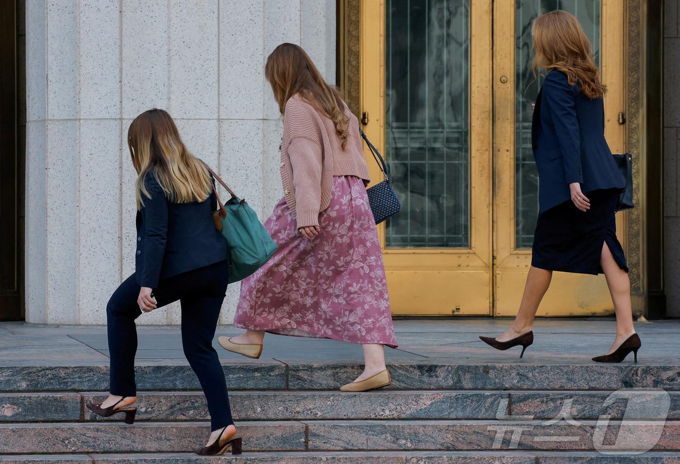 본문 이미지 - 소셜미디어가 자신의 우울증과 자살 충동을 악화시켰다며 인스타그램과 유튜브의 운영사 메타와 구글을 고소한 케일리 GM(20)이 재판에 출석하고 있다. 2026.02.27. ⓒ 로이터=뉴스1