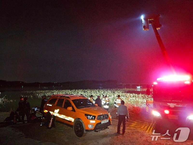 본문 이미지 - 아산 신휴리 저수지에서 실종자 수색하는 소방당국. (아산소방서 제공. 재판매 및 DB금지)