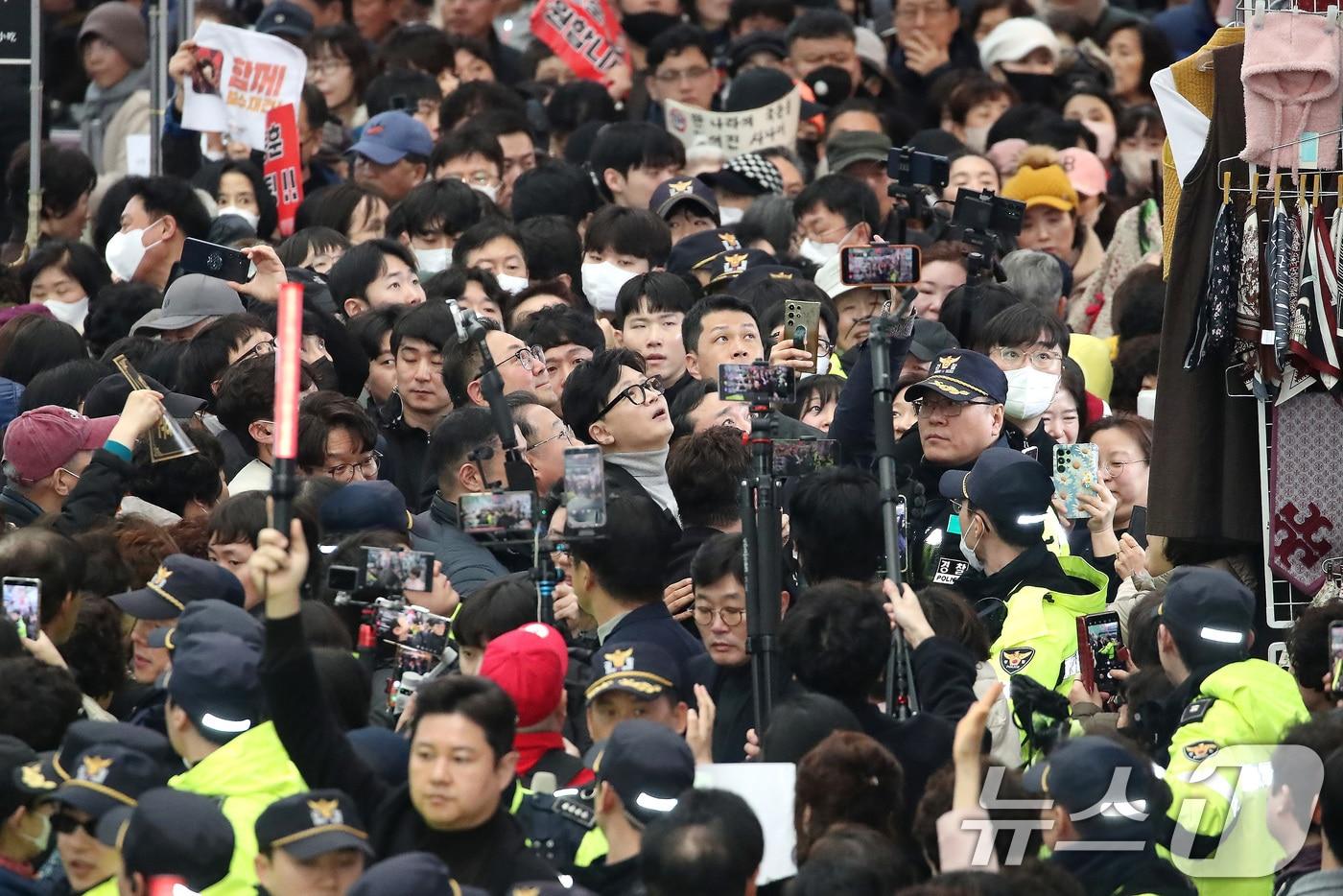 본문 이미지 - 27일 오후 대구 중구 서문시장을 찾은 한동훈 전 국민의힘 대표 주변에 많은 인파가 몰리고 있다. 2026.2.27 ⓒ 뉴스1 공정식 기자