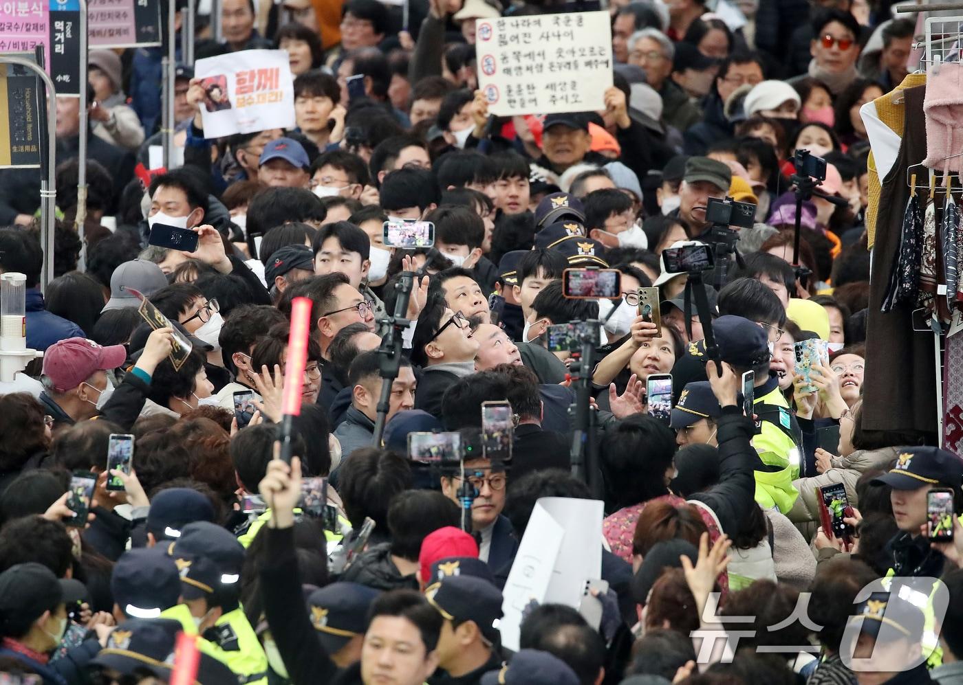 본문 이미지 - 지난 2월 27일 오후 대구 중구 서문시장을 찾은 한동훈 전 국민의힘 대표 주변에 많은 인파가 몰리고 있다. 2026.2.27 ⓒ 뉴스1 공정식 기자