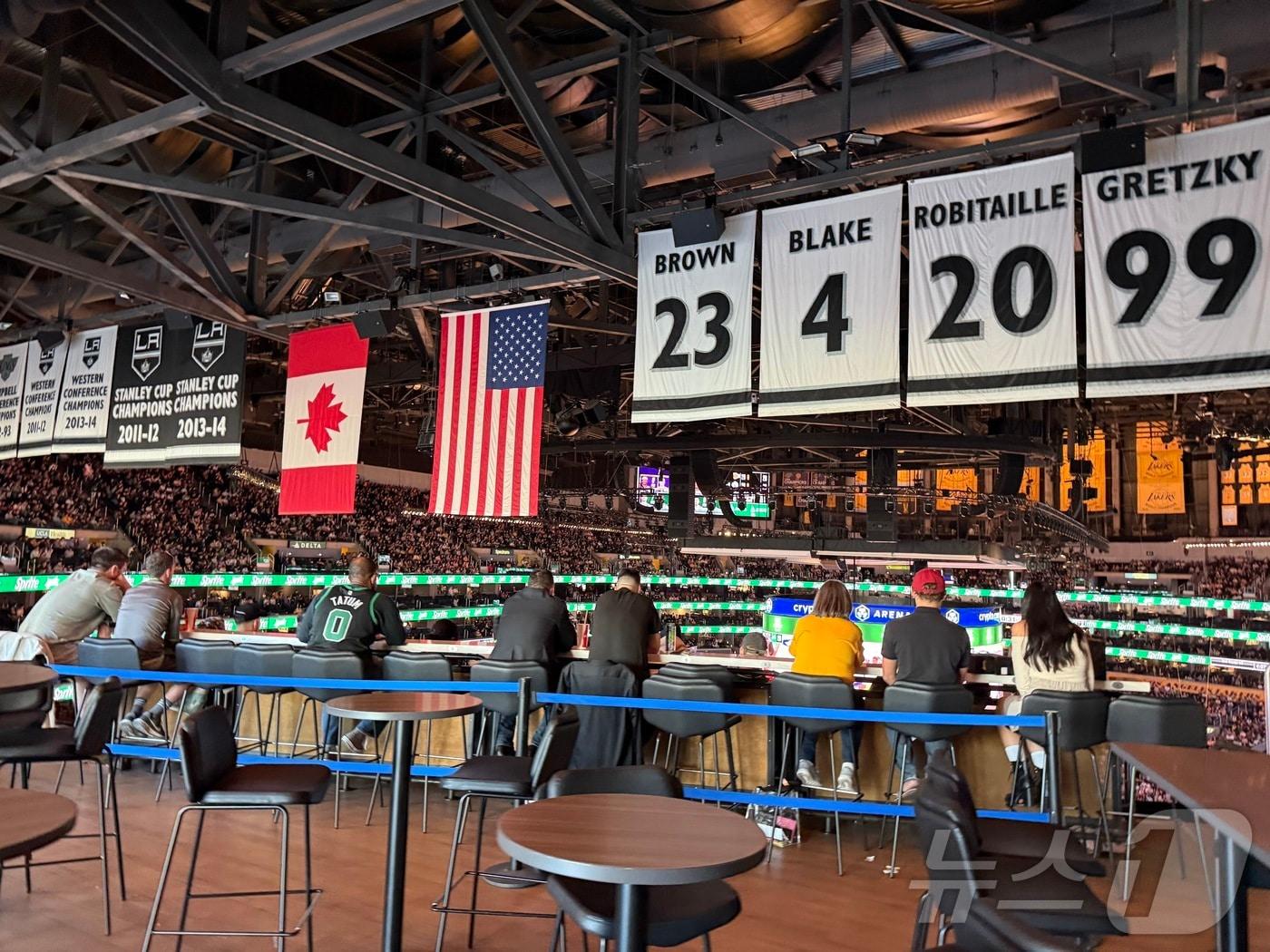 레이커스 홈구장 크립토닷컴 아레나 3층 펍에서도 경기를 관람할 수 있다. ⓒ 뉴스1 윤슬빈 관광전문기자
