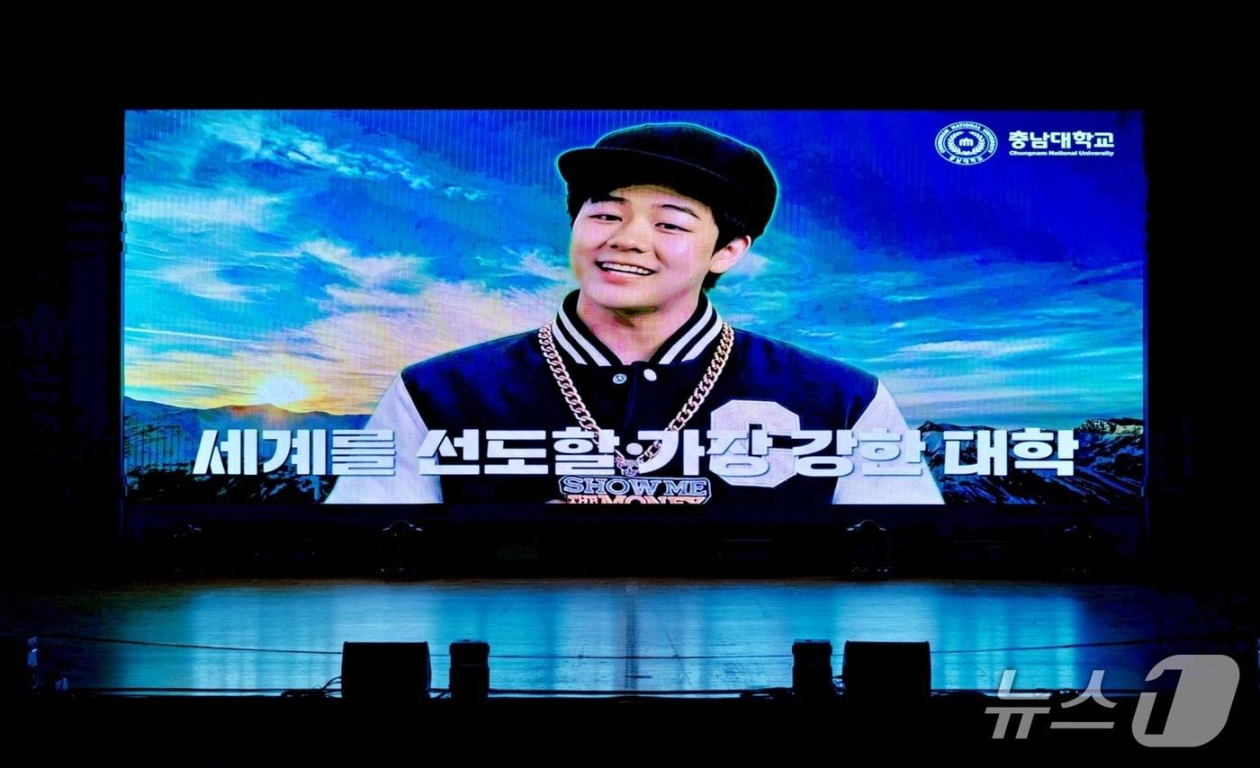 본문 이미지 - ‘AI 김정겸’이 입학식에는 ‘교육학과 3학년 선배’로 깜짝 등장해 AI 시대 충남대학교 신입생들에게 대학생활 ‘꿀팁’을 전했다. (충남대 제공.재판매 및 DB금지)/뉴스1