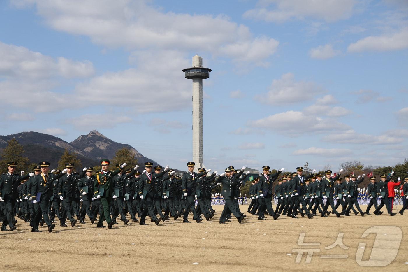 본문 이미지 - 서울 노원구 육군사관학교 화랑연병장에서 열린 육군사관학교 생도들이 분열을 하고 있다. (육군 제공. 재판매 및 DB 금지) ⓒ 뉴스1