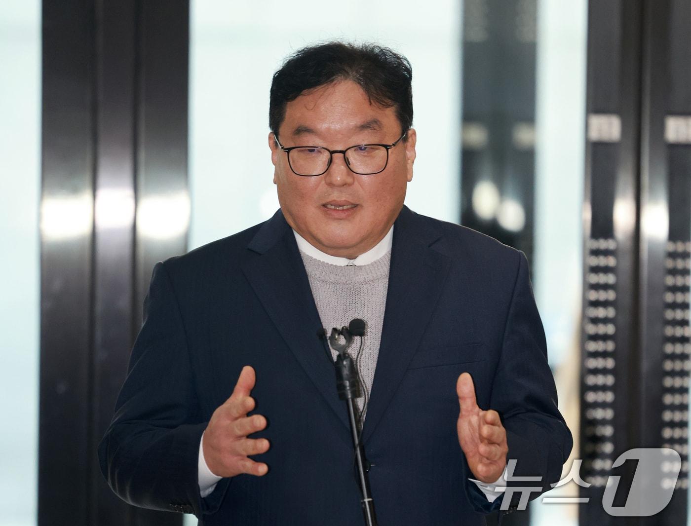 본문 이미지 - 쿠팡 퇴직금 미지급 사건과 관련해 직권남용 권리행사 방해 및 국회에서의 증언·감정 등에 관한 법률 위반 혐의로 기소된 엄희준 검사가 지난달 27일 서울 서초구 안권섭 쿠팡·관봉권 상설특별검사팀 사무실 1층에서 기자회견을 갖고 있다. 2026.2.27 ⓒ 뉴스1 이호윤 기자